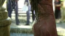 5. Сексуальная Жулиана Паэс купается в фонтане – Габриэла