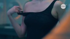 1. Анастасия Крылова фотографирует голую грудь – Трудные подростки