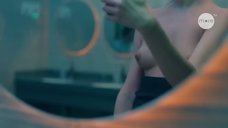 4. Анастасия Крылова фотографирует голую грудь – Трудные подростки