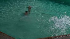 4. Беверли Д’Анджело топлесс купается в бассейне – Каникулы (1983)