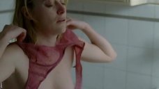 Плачущая Валерия Бруни-Тедески в ванной