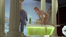 1. Обнаженная Ариан Лартеги в прозрачной ванне – Мужчины предпочитают толстушек