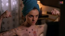 4. Тесса Арнетьо наклеивает себе татуировки – Руководство по разврату для девушек