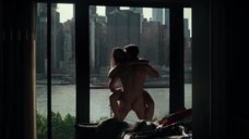 Секс с Сидни Мортон возле окна