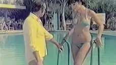1. Зеррин Доган в бикини возле бассейна – Месть женщины