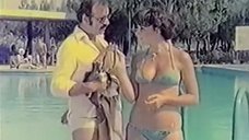 2. Зеррин Доган в бикини возле бассейна – Месть женщины