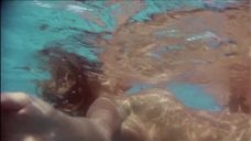 4. Анна Мария Риццоли плавает обнаженной в бассейне – Всем классом на море