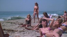 Молодые девки без купальников на пляже
