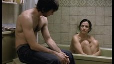 Катрин де Леан сидит в ванне