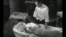 2. Доктор режет обездвиженную девушку в сознании – Ужасный доктор Орлоф