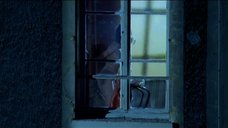 7. Клотильда Куро раздевается возле окна – Напротив
