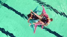 Алиса Хокин и Лили Ньюмарк трутся промежностями в бассейне