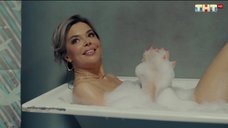 Карина Зверева в ванне с пеной