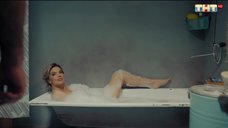 3. Карина Зверева в ванне с пеной – Полярный (Сериал)