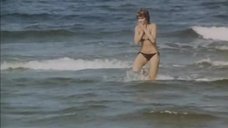 1. Мокрая Элите Сагатаускайте в купальнике – Двойной капкан (1985)