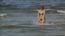 2. Мокрая Элите Сагатаускайте в купальнике – Двойной капкан (1985)