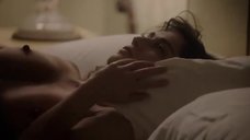 3. Полностью обнажённая Лиззи Каплан лежит на кровати – Мастера секса