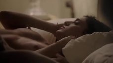 4. Полностью обнажённая Лиззи Каплан лежит на кровати – Мастера секса