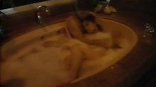 Эро сцена с Таней Робертс в ванне