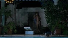 10. Эротическая сцена с Джоан Северанс в бассейне – Преступная страсть (1994)