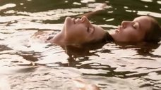 7. Джоан Северанс с обнаженной Мэй Карасун на озере – Озеро любви