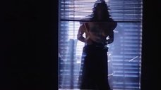 3. Секс сцена с Джоан Северанс и Сюзанн Тёрнер – В объятьях зла
