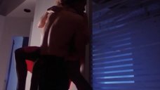 5. Секс сцена с Джоан Северанс и Сюзанн Тёрнер – В объятьях зла