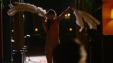 1. Lauren Skopal топлес с перьями – Криминальная Австралия