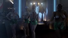 Стефани Томас, Кейт Харрисон, Анна Браун и Илоиз Крэм танцуют бурлеск