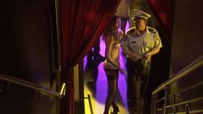 Секси Эмма Бут разбирается с полицейским
