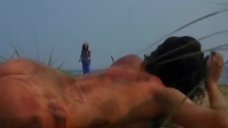 4. Обнаженная Карла Гуджино лежит на пляже – Изнасилование