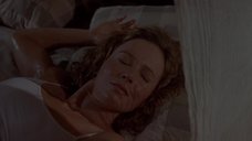 2. Испуганная Дженнифер Грей в майке – Байки из склепа. Ритуал