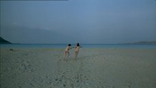 2. Обнаженные Данай Скиади и Катерина Цавалу на пляже – Хардкор (2004)