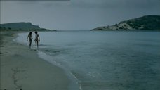 7. Обнаженные Данай Скиади и Катерина Цавалу на пляже – Хардкор (2004)