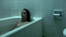 2. Обнаженная Катерина Цавалу в ванне – Хардкор (2004)