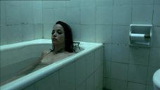 3. Обнаженная Катерина Цавалу в ванне – Хардкор (2004)