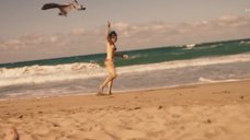 5. Полина Пушкарук в купальнике на пляже – Колл-центр