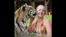 1. Moksha Bybee в купальнике – Король тигров: Убийство, хаос и безумие