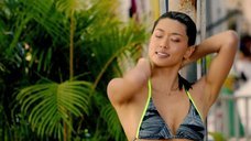 4. Грейс Пак в бикини под душем на пляже – Гавайи 5.0