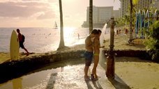 6. Грейс Пак в бикини под душем на пляже – Гавайи 5.0