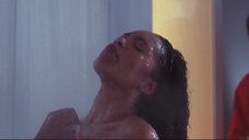 Анджела Бассетт принимает душ