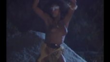 5. Танец чернокожой женщины у костра – Феникс-воин