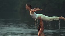 Дженнифер Грей тренируется в воде