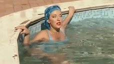 4. Татьяна Лютаева плавает в бассейне – Псевдоним «Албанец»