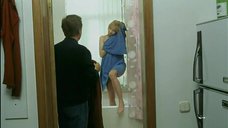 Ольга Спиридонова прикрывается полотенцем