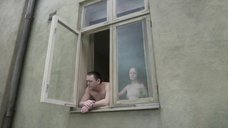 2. Девушка без лифчика у окна – Голубь сидел на ветке, размышляя о бытии