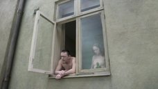 3. Девушка без лифчика у окна – Голубь сидел на ветке, размышляя о бытии