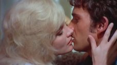 1. Секс сцена с Кэрролл Бейкер – Тело (1974)