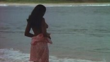 1. Полностью голая Зеуди Арая на пляже – Тело (1974)