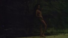10. Полностью голая Зеуди Арая на пляже – Тело (1974)